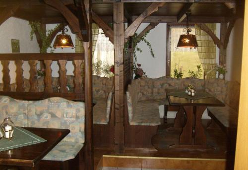 Ein Restaurant oder anderes Speiselokal in der Unterkunft Pension Schlösselmühle garni 