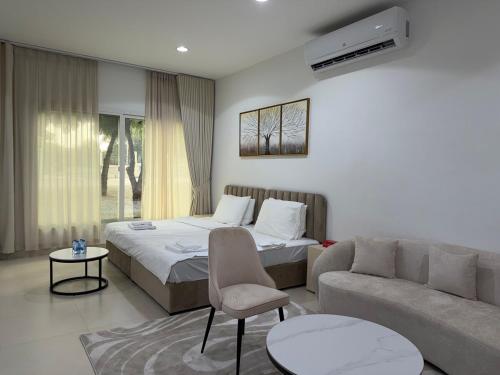 una camera d'albergo con un letto e un divano di Sky5 Apartment a Sharīyah