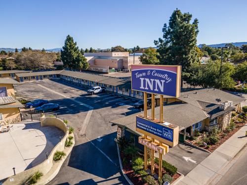 an overhead view of a hotel with a sign for an inn at Town and Country Inn in Santa Maria