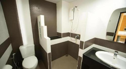 een badkamer met toilet en wastafel bij TK Mansion in Ban Kohong