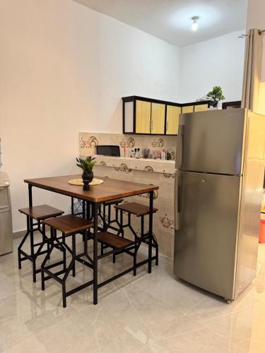 una cucina con un tavolo e un frigorifero in acciaio inox di Lovely studio inside Abu Dhabi a Abu Dhabi