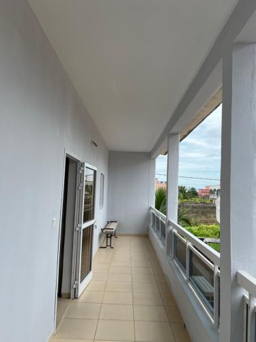 Appartement Mbootaay في زيغينتشور: شرفة مطلة على المحيط