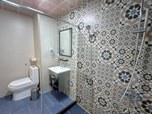 Et badeværelse på 墾丁秋莊會館 附限量停車位 不保證有位置 無法事先預留 背包房無車位 預訂後記得加Line聯繫