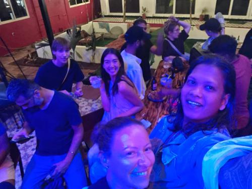 een groep mensen die op een feestje zitten bij Mitra Palolem in Canacona