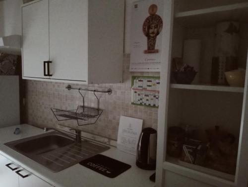 een keuken met een spoelbak en een aanrechtblad bij Primo Piano in Enna