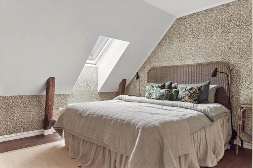 une chambre avec un lit dans une pièce avec une fenêtre dans l'établissement HAL641-Unnaryd-Yas-108, à Realsbo