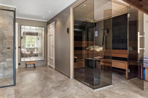 une salle de bain avec une douche en verre avec un lavabo dans l'établissement HAL641-Unnaryd-Yas-108, à Realsbo