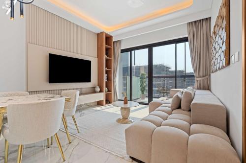 Modern 1BR Apartment w Balcony in Meydan