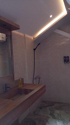 een badkamer met een wastafel en een spiegel bij 7 Day Inn in Gili Trawangan