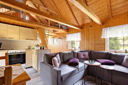 een woonkamer met een bank en een keuken bij VGO786-Hacksvik-Hacksvik-1 in Bygärde