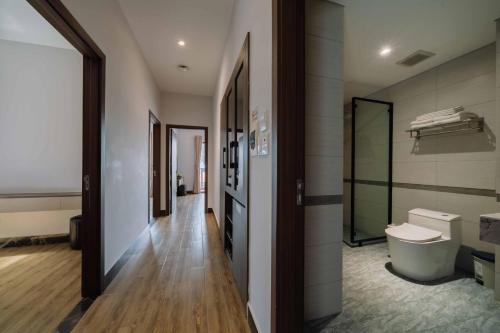 een badkamer met een toilet en een hal bij Véra Stay - Cat Ba in Cat Ba