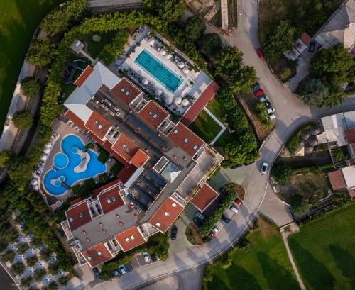 een uitzicht op een huis met een zwembad bij Hotel President Solin in Solin