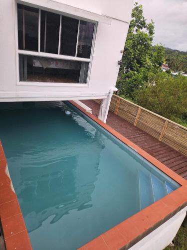 una piscina davanti a una casa di Salala House a Suva
