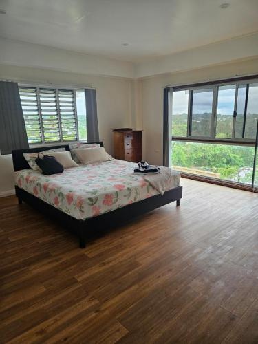 una camera da letto con un letto in una stanza con finestre di Salala House a Suva