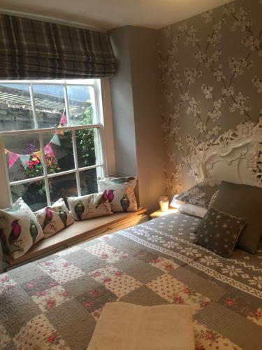 a bedroom with a bed and a window at Georgian city apartment at Thomas Street double bedroom and two single trundle beds in Bath