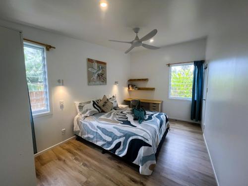ein Schlafzimmer mit Bett und Deckenventilator in der Unterkunft The Green House in Matavera