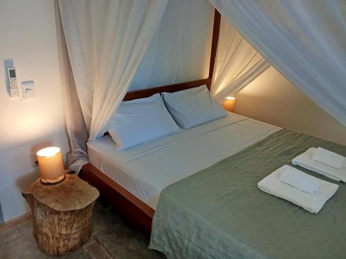 a bedroom with a bed and a table with a lamp at Casa Bella Guriú in Guriú