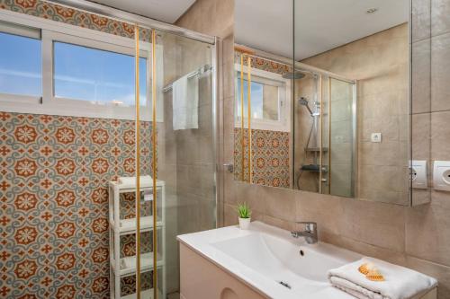 Mirador del Puerto by Lica Homes