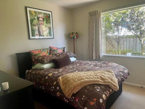 En eller flere senge i et værelse på Beach Escape