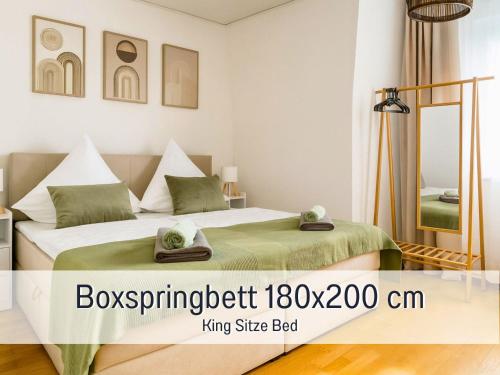 une chambre avec un lit avec une couverture verte dans l'établissement Altstadt Suite mit Parkplatz, à Cobourg