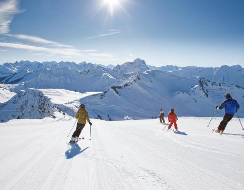 a group of people skiing down a snow covered mountain at Appartement Gimpl in Fusch an der Glocknerstraße