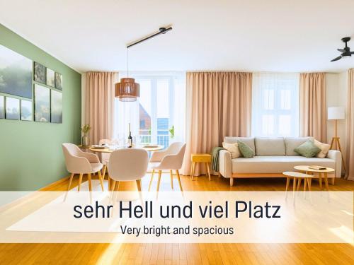 un salon avec un canapé et une table dans l'établissement Altstadt Suite mit Parkplatz, à Cobourg