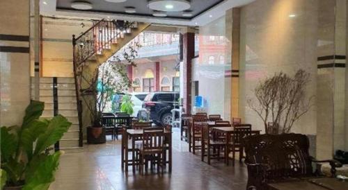 une salle à manger avec des tables et des chaises dans un restaurant dans l'établissement Hotel Bintang, à Kisaran