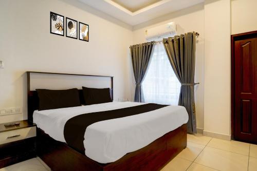 En eller flere senge i et værelse på Super Collection O Trivandrum Airport