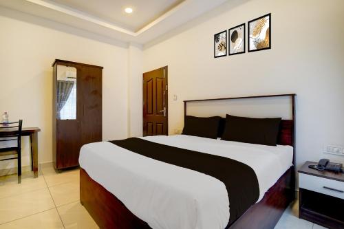 En eller flere senge i et værelse på Super Collection O Trivandrum Airport