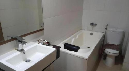 een witte badkamer met een wastafel en een toilet bij Grand Dian Hotel Slawi in Procot