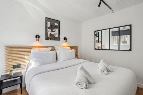 Postel nebo postele na pokoji v ubytování Maisons Alfort 5 Luxurious apartment with private garden and Jacuzzi