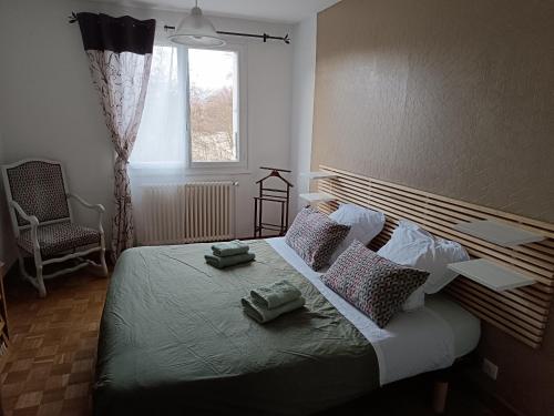 En eller flere senge i et værelse på Maison l'hostal saura y roja