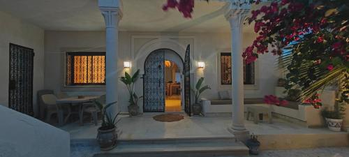 un salon avec une voûte et une chambre avec une table dans l'établissement Villa Nour Kélibia, à Kelibia