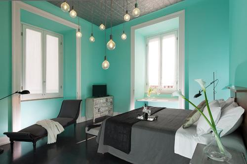 ローマにあるDaniele Manin Guesthouseの青い部屋(ベッド1台、テーブル、椅子付)