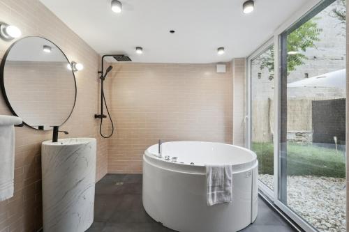 Maisons Alfort 6 Luxurious little house with private garden and Jacuzzi