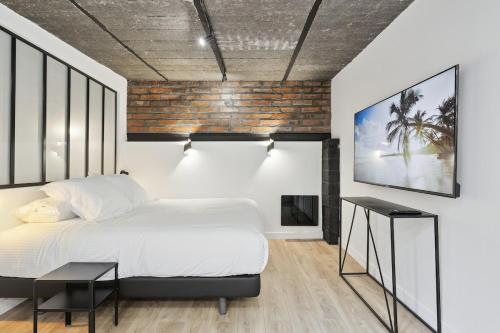 une chambre avec un grand lit et une télévision dans l'établissement Maisons Alfort 6 Luxurious little house with private garden and Jacuzzi, à Maisons-Alfort