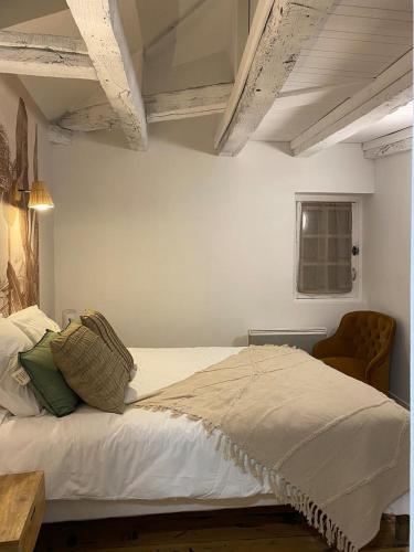 une chambre avec un grand lit dans une pièce dans l'établissement La Source, à Périgueux
