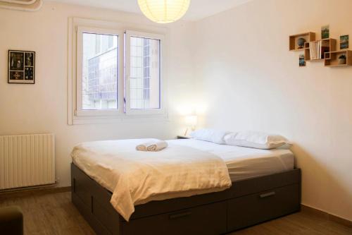 En eller flere senge i et værelse på Bright studio in Pantin perfect for couples