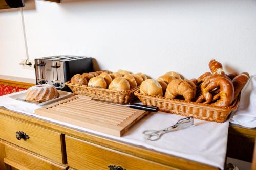tre cesti di pane su un bancone con di Apart-Garni Alpevita a Mayrhofen