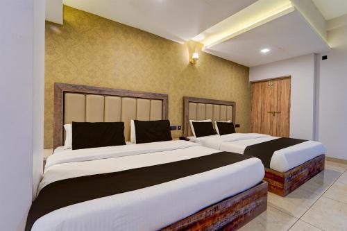 Giường trong phòng chung tại Hotel O by OYO REFRESH INN & SUITES