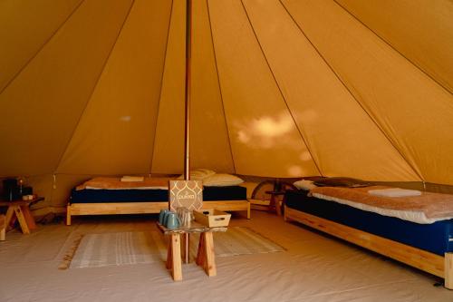 En eller flere senge i et værelse på Glamping belltent in het groen