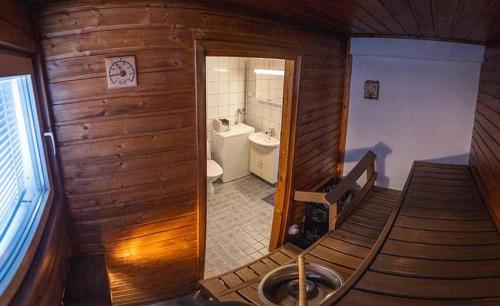 een kamer met een trap naar een badkamer bij Mökki maaseudulla 