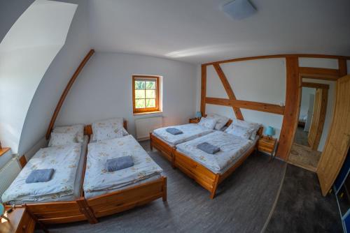 En eller flere senge i et værelse på Rodinná chalupa Ostašovka Liberec