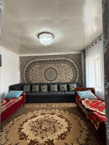 En eller flere senge i et værelse på Tilek Guest House