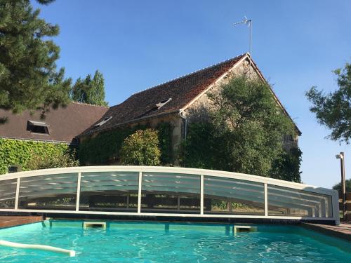 une piscine devant un immeuble dans l'établissement Le Domaine des Clairaies, à Artannes-sur-Indre