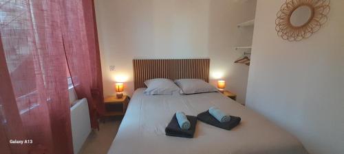 En eller flere senge i et værelse på Le petit gîte de la butte