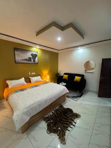アビジャンにあるAKAWABA Residenceのベッドルーム1室(ベッド1台付)、床にシマウマの寝具が備わります。