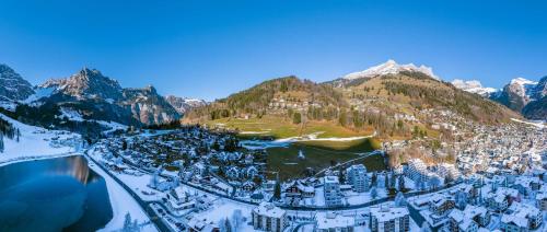 een luchtzicht op een stad met besneeuwde bergen bij Titlis Studio Engelberg with Balcony great View in Engelberg