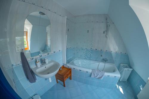 Et badeværelse på Rodinná chalupa Ostašovka Liberec