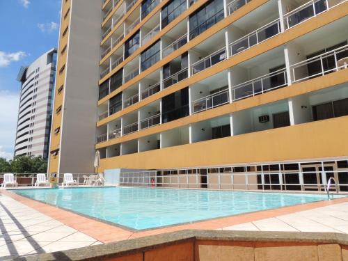 巴西利亞的住宿－巴西利亞阿帕特酒店，一座大楼前空的游泳池